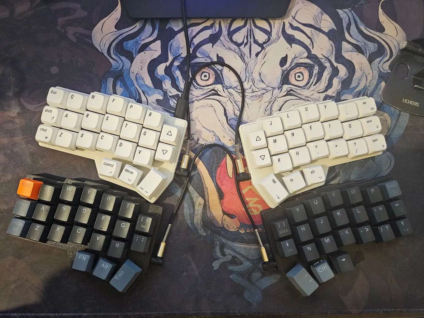 Dois teclados Corne V4