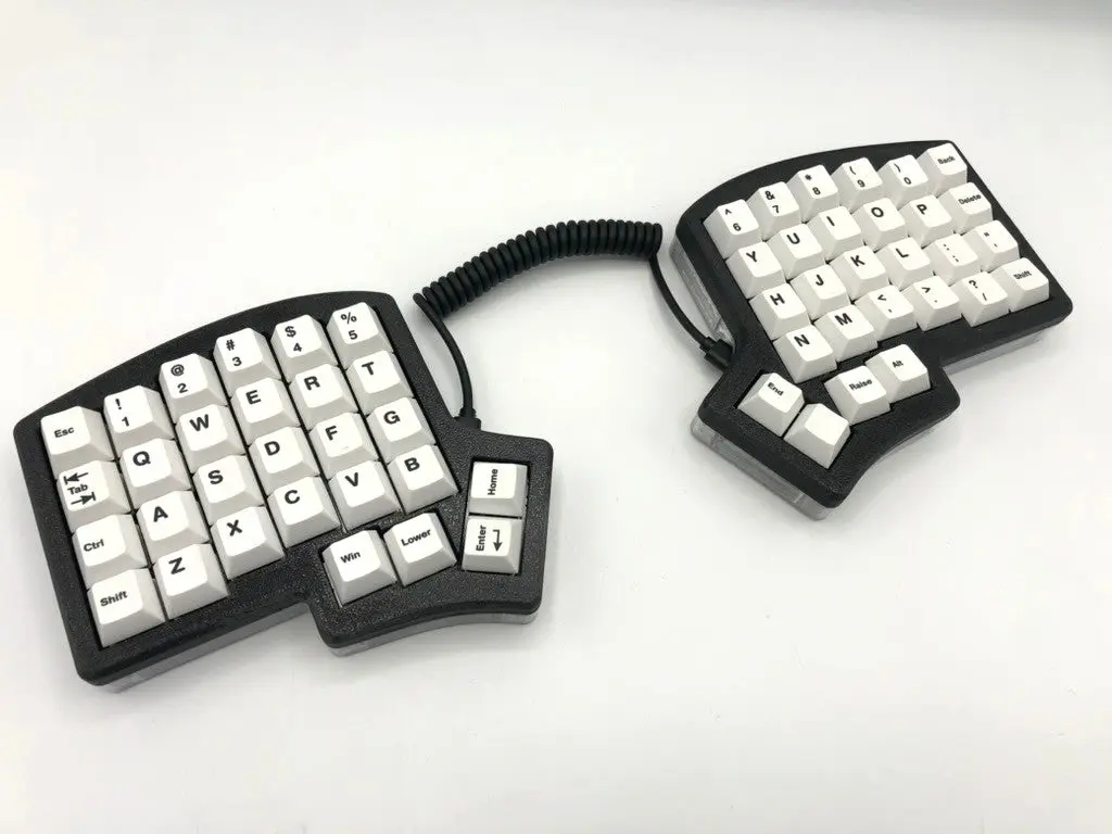 Exemplo de um teclado ergonômico moderno, o Corne V4, que é dividido e possui layout colunar.