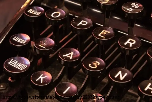 Detalhe das hastes mecânicas internas de uma máquina de escrever, mostrando por que o layout Staggered foi necessário.